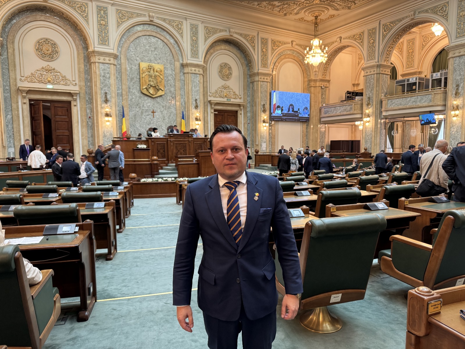SENATORUL AUR DE BOTOȘANI DEPUNE AMENDAMENTE ÎMPOTRIVA MĂSURILOR FISCAL-BUGETARE: “DE CE BOLOJAN ARE MILĂ DE BĂNCI ȘI DE JOCURI DE NOROC, ȘI NU DE POPORUL ROMÂN?”